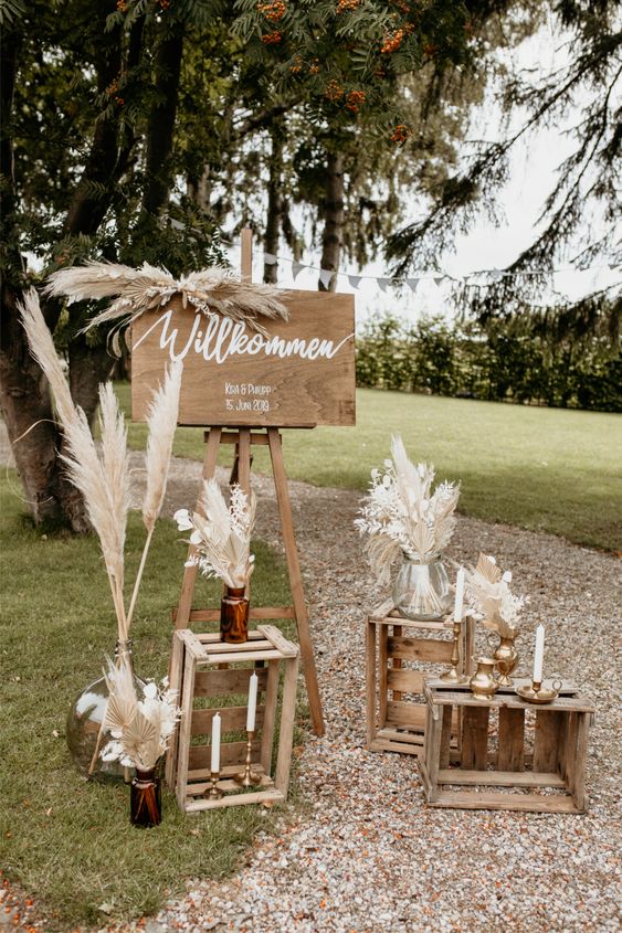 Boho-Hochzeitsschild im Grünen – Natürlicher Charme für eure Feier Ein wunderschönes Willkommensschild aus …
